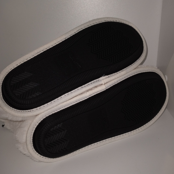Muk Luks white Chevron Fur Bootie Slippers - Picture 6 of 8
